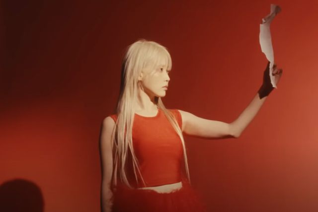 지난달 30일 공개한 아이유 미니 앨범 '위닝'의 무드 필름 [사진=유튜브 채널 '이지금' 캡처]