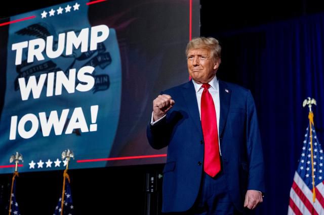 1월 15일(현지시간) 미국 공화당의 첫 대선 후보 경선인 아이오와주 코커스(당원대회)에서 1위를 차지한 도널드 트럼프 전 대통령이 이날 밤 디모인에서 열린 '나이트 파티'에서 주먹을 쥐고 있다. [사진=AP 연합뉴스]