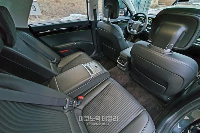 현대차 '디 올 뉴 그랜저' 뒷좌석[사진=성상영 기자]