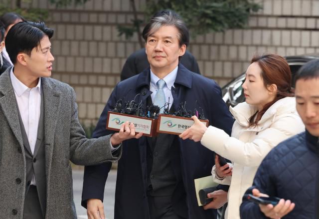 자녀 입시 비리와 청와대 감찰 무마 등의 혐의로 1심에서 실형을 선고받은 조국 전 법무부 장관이 8일 오후 서울 서초구 서울고등법원에서 열리는 항소심 선고공판에 출석하고 있다. [사진=연합뉴스]