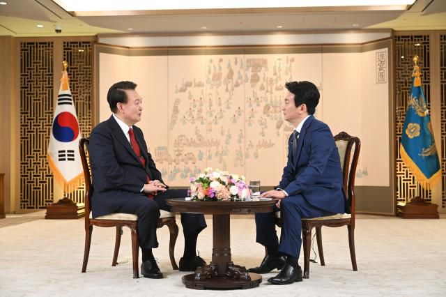 윤석열 대통령이 지난 4일 서울 용산 대통령실 청사에서 KBS와 특별대담을 하고 있다. [사진=연합뉴스]