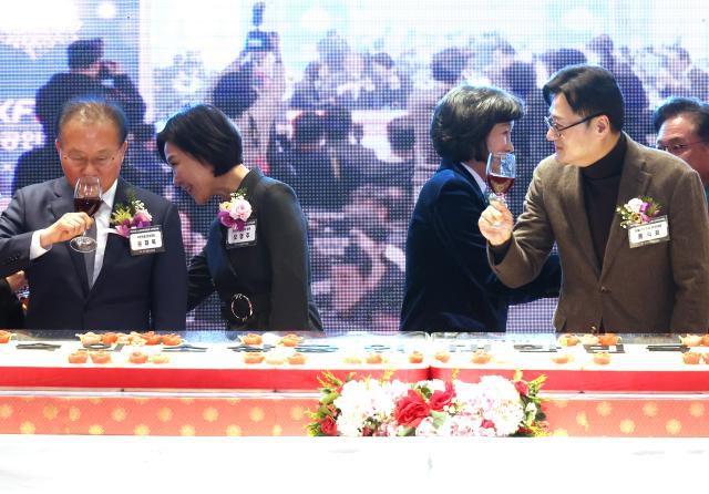 30일 여의도 CCMM빌딩에서 열린 소상공인연합회 신년인사회에서 윤재옥 국민의힘 원내대표(왼쪽)와 홍익표 더불어민주당 원내대표가 각각 축하주를 마시고 있다. [사진=연합뉴스]