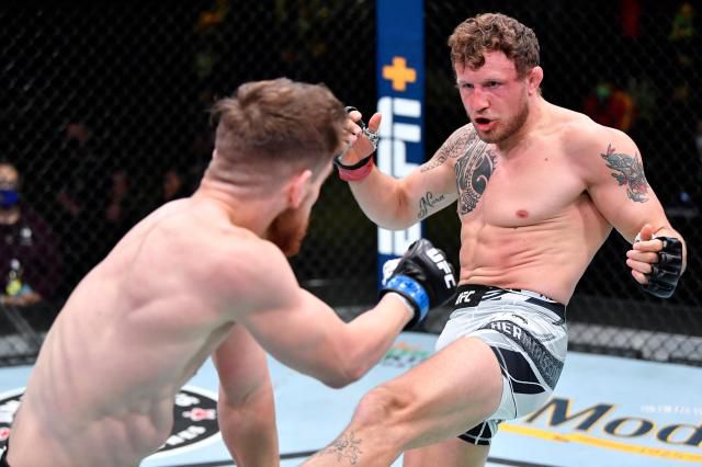 스웨덴과 노르웨이 국적을 보유한 잭 허맨슨(오른쪽)이 상대를 노려보고 있다. [사진=UFC]