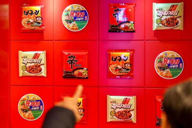 지난달 31일 명동 라이프워크 도깨비마트 명동점 지하1층 식료품 판매공간에 문을 연 농심 브랜드존. [사진=연합뉴스]
