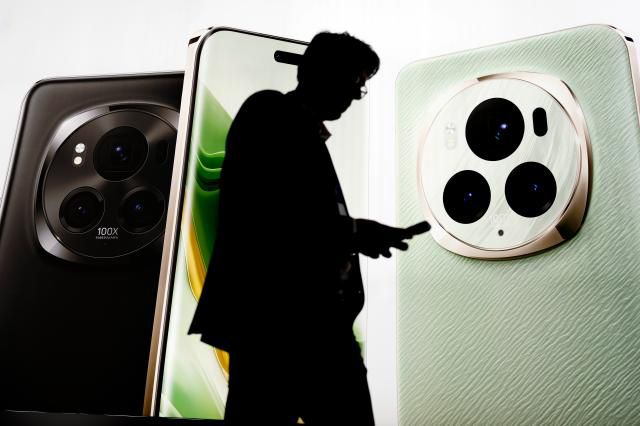 26일(현지시간) 스페인 바르셀로나 모바일월드콩그레스(2024) 전시관을 관람객이 걸어가고 있다. [사진=EPA·연합뉴스]