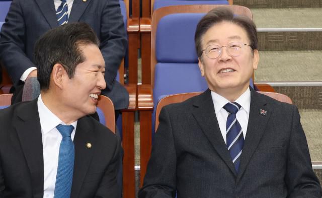 이재명 더불어민주당 대표와 정청래 의원이 지난 6일 국회에서 열린 의원총회에서 대화하고 있다. [사진=연합뉴스]
