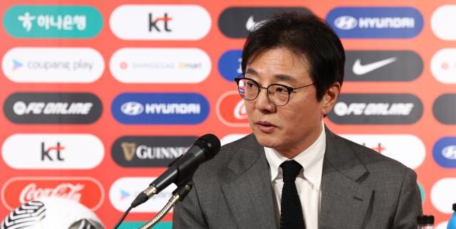 황선홍 한국 축구대표팀 임시 감독이 11일 오전 서울 종로구 축구회관에서 태국과의 2026 북중미 월드컵 아시아 2차 예선 2연전에 출전할 대표팀 명단을 발표했다. [사진=연합뉴스]