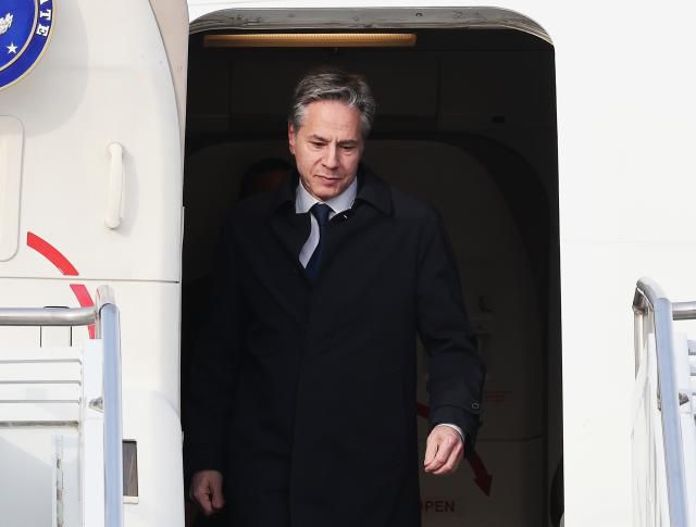 제3차 민주주의 정상회의 참석을 위해 방한한 토니 블링컨 미국 국무장관이 17일 오후 경기도 평택시 주한미공군 오산기지에 도착해 전용기에서 내리고 있다. [사진=연합뉴스]