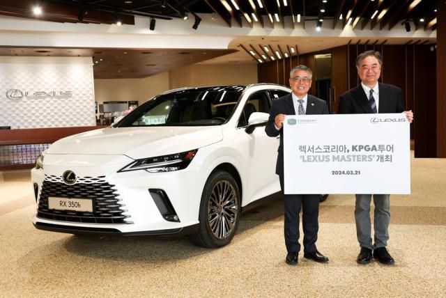 김원섭 KPGA 회장과 콘야마 마나부 렉서스 코리아 사장(오른쪽)이 '렉서스 마스터즈' 조인식 후 사진 촬영을 하고 있다. [사진=KPGA]