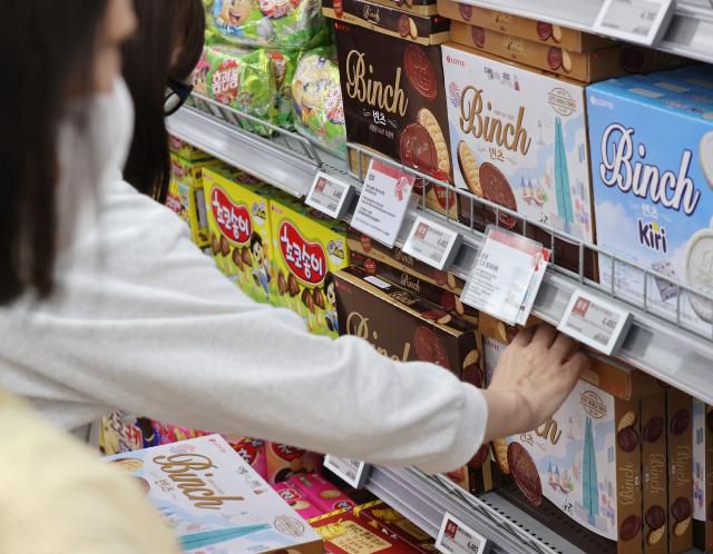 롯데, 코코아 가격 급등에 초콜릿 제품 가격 인상     (서울=연합뉴스) 이재희 기자 = 18일 롯데웰푸드가 코코아 가격 급등을 이유로 다음 달 1일부터 대표 초콜릿 제품 가나초콜릿을 200원 올리고, 빼빼로 가격을 100원 올리는 등 초콜릿이 들어가는 17종 상품의 평균 가격을 12% 인상하기로 했다. 사진은 이날 서울 한 대형마트에 진열된 롯데의 초콜릿 제품들. 2024.4.18     scape@yna.co.kr/2024-04-18 14:34:20/ <저작권자 ⓒ 1980-2024 ㈜연합뉴스. 무단 전재 재배포 금지, AI 학습 및 활용 금지>[<저작권자 ⓒ 1980-2024 ㈜연합뉴스. 무단 전재 재배포 금지, AI 학습 및 활용 금지>]