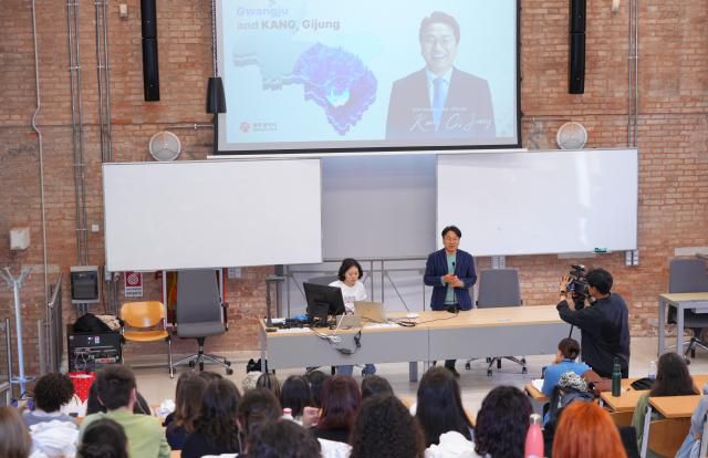이탈리아 베네치아 대학들에게 특강하고 있는 강기정 광주시장.[사진=광주시]