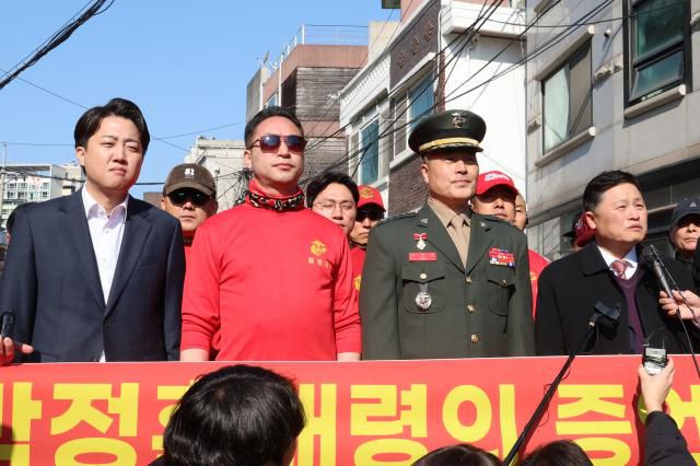 해병대 채모 상병 순직사건 수사 이첩 관련 항명 및 상관명예훼손 혐의로 기소된 박정훈 전 수사단장(대령)이 3월 21일 오전  3차 공판이 열리는 서울 용산구 중앙지역군사법원 앞에서 개혁신당 이준석 대표, 해병대 예비역들과 함께 기자회견을 하고 있다.