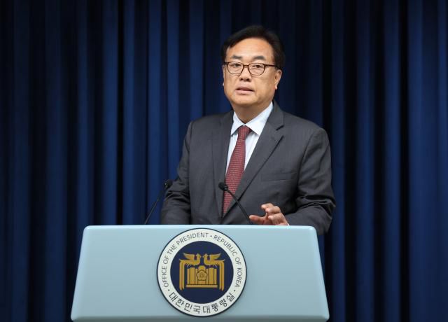 정진석 대통령 비서실장이 2일 서울 용산 대통령실 청사에서 야당 단독으로 국회에서 통과된 '채상병 특검법'에 대한 대통령실의 입장 발표를 준비하고 있다.