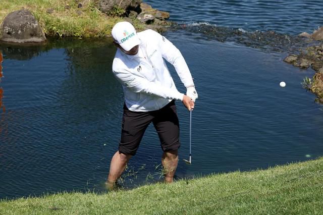 서요섭이 16일 제주 서귀포시 핀크스 골프클럽(파71)에서 열린 2024 한국프로골프(KPGA) 투어 SK텔레콤 오픈(총상금 13억원) 1라운드 16번 홀 물 속에서 스윙 중이다. [사진=KPGA]