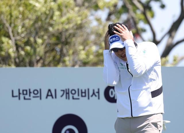 박상현이 16일 제주 서귀포시 핀크스 골프클럽(파71)에서 열린 2024 한국프로골프(KPGA) 투어 SK텔레콤 오픈(총상금 13억원) 1라운드 6번 홀에서 불어온 강풍에 모자를 잡고 있다. [사진=KPGA]