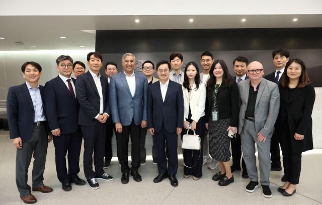 현지 시각 7일 오후 김동연 지사가 엔비디아 (NVIDIA) 본사를 찾아 샨커 트리베디(Shanker Trivedi) 수석 부사장(Senior Vice President of Enterprise Business)을 만나, 경기도가 추진 중인 AI데이터센터 구축에 엔비디아의 AI반도체와 기술 지원을 요청했다. [사진=경기도]