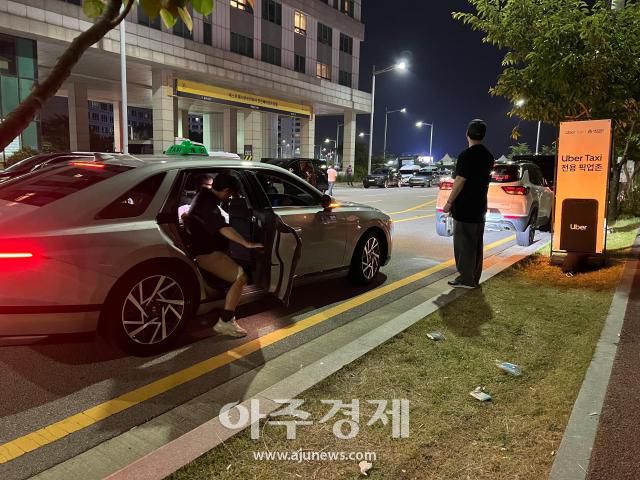 9일 늦은 오후, 울트라 코리아 방문객이 행사장 입구에 마련된 우버 택시 픽업존을 이용하는 모습. [사진=장하은 기자]