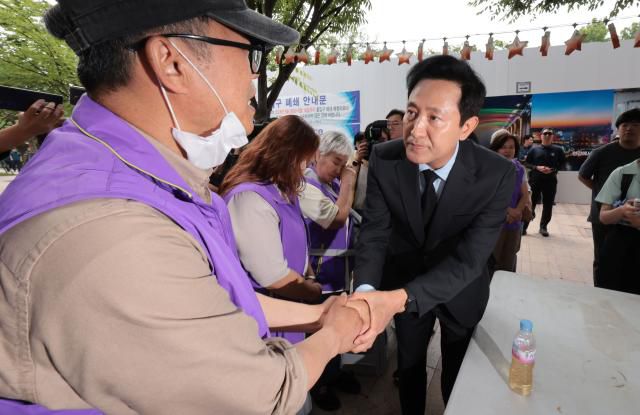 오세훈 서울시장이 15일 서울광장에 마련된 10.29 이태원 참사 희생자 합동분향소를 찾아 유가족들에게 위로의 말을 전하고 있다.     서울시와 이태원 참사 유가족협의회·시민대책회의는 협의 끝에 서울광장에 설치된 합동 분향소를 오는 16일 남대문로9길 부림빌딩 1층으로 이전하기로 합의했다 [사진=연합뉴스]