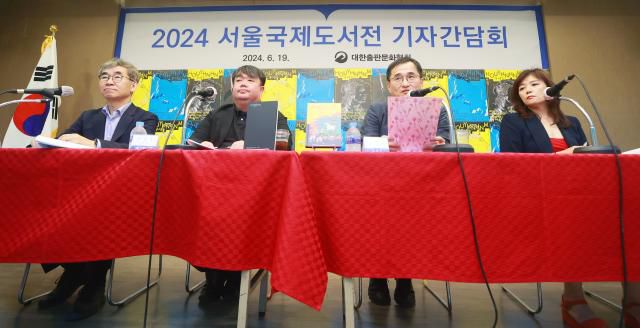 소설가 김연수가 19일 서울 종로구 대한출판문화협회에서 열린 '2024 서울국제도서전 기자간담회'에서 발언하고 있다. [사진=연합뉴스]