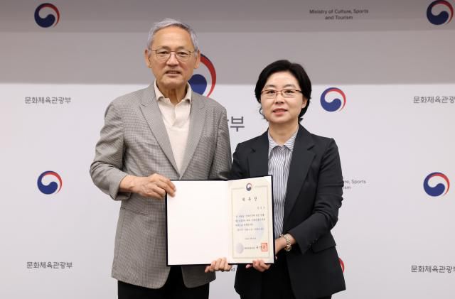 유인촌 문화체육관광부 장관(왼쪽)이 21일 서울 종로구 국립현대미술관 서울관에서 제1기 만화진흥위원회 위원장으로 선출된 장정숙 위원장에게 임명장을 수여한 뒤 기념촬영을 하고 있다. [사진=문화체육관광부]