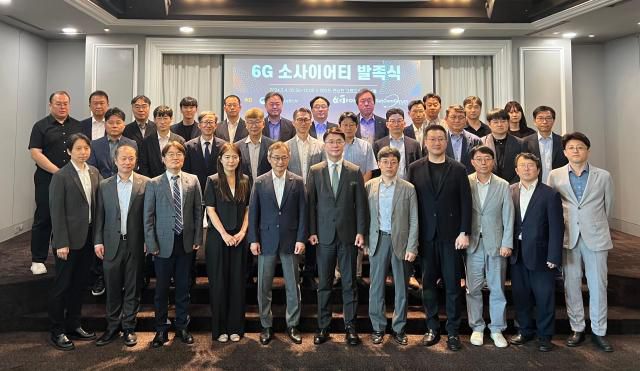 4일 서울 영등포구 여의도동 켄싱턴호텔에서 열린 '6G 소사이어티’ 발족식에서 참석자들이 기념사진을 촬영하고 있다. 앞줄 왼쪽부터 지성태 6G포럼 사무국장, 김종진 한화시스템 전무, 김근대 정보통신기획평가원(IITP) 단장, 지은경 과학기술정보통신부 전파방송관리과장, 장경희 6G포럼 집행위원장, 류제명 과기정통부 네트워크정책실장, 이문규 위성통신포럼 주파수위원장, 류탁기 SK텔레콤 부사장, 백용순 한국전자통신연구원(ETRI) 소장, 정재훈 과기정통부 네트워크정책과장 2024.7.4 [사진=과기정통부]