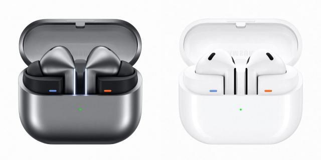 갤럭시 버즈3 프로 실버 제품(왼쪽)·갤럭시 버즈3 화이트 제품 [사진=삼성전자]