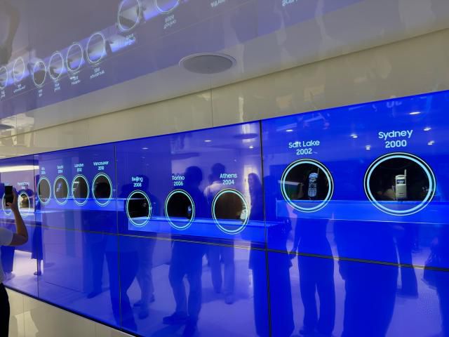 지난 11일(현지시간) 프랑스 파리 샹젤리제 거리에 위치한 2024 파리 올림픽 삼성 체험관에서 올림픽을 주제로 한 모바일 제품을 전시한 모습. [사진=이성진 기자]