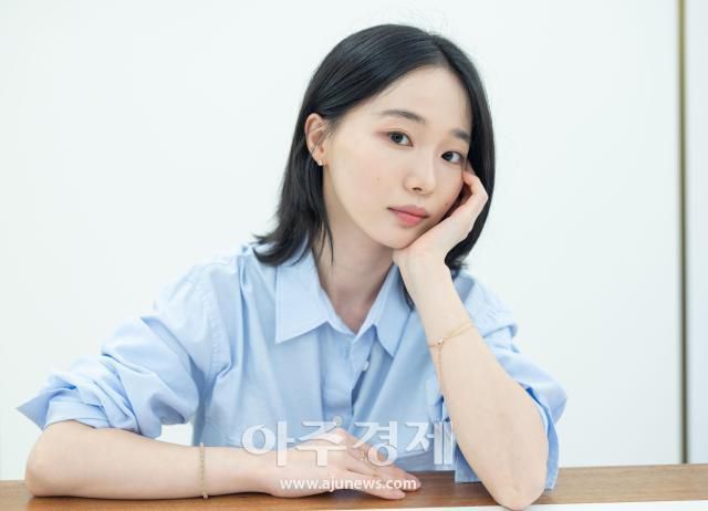 LG유플러스 STUDIO X+U의 공포 미스터리 '타로: 일곱 장의 이야기'에서 대담하고 건방진 인기 BJ '썬자'역을 열연한 배우 오유진이 1일 오후 서울 종로구 아주경제 본사에서 진행한 인터뷰에 앞서 포즈를 취하고 있다. 2024.08.01[사진=유대길 기자 dbeorlf123@ajunews.com]