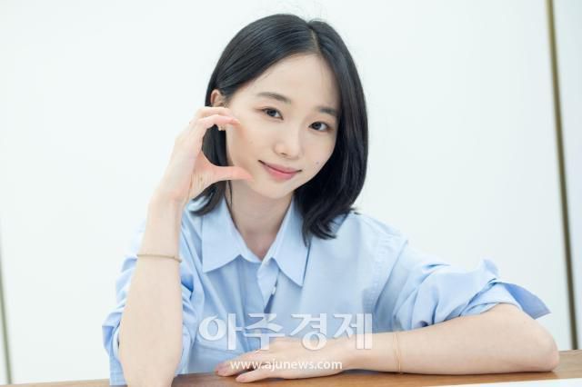 LG유플러스 STUDIO X+U의 공포 미스터리 '타로: 일곱 장의 이야기'에서 대담하고 건방진 인기 BJ '썬자'역을 열연한 배우 오유진이 1일 오후 서울 종로구 아주경제 본사에서 진행한 인터뷰에 앞서 포즈를 취하고 있다. 2024.08.01[사진=유대길 기자 dbeorlf123@ajunews.com]