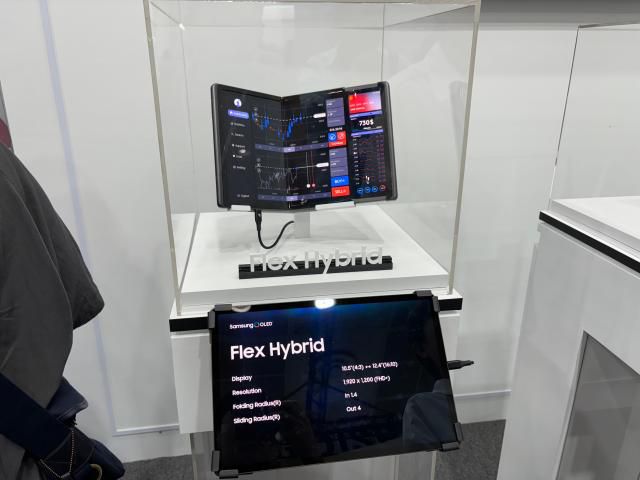 14일 서울 삼성동 코엑스에서 열린 'K-디스플레이 2024' 전시회, 삼성디스플레이 부스에 전시된 폴더블 디스플레이 '플렉스 하이브리드' 폴더블과 슬라이더블이 혼합된 형태다.  [사진=김민우 기자]