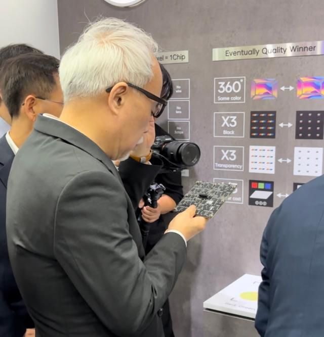 14일 서울 삼성동 코엑스에서 열린 'K-디스플레이 2024' 전시회, 서울반도체 부스를 찾은 최주선 삼성디스플레이 사장이 와이캅 기술이 적용된 PCB 기판을 살펴보고 있다. [사진=김민우 기자]