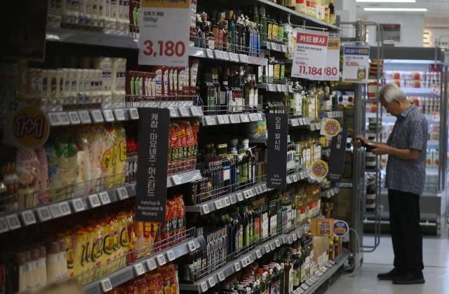 추석 앞두고 먹거리 물가 '들썩'      (서울=연합뉴스) 류효림 기자 = 29일 서울 시내 한 대형마트에서 시민들이 장을 보고 있다. 다음 달 추석을 앞두고 식품·외식업체에서 가격 인상이 잇따르고 있다. 지출이 늘어나는 추석 성수기를 앞두고 식재료부터 외식 메뉴까지 가격 인상이 이어져 소비자 부담 확대가 불가피해졌다. 2024.8.29     ryousanta@yna.co.kr/2024-08-29 14:30:10/ <저작권자 ⓒ 1980-2024 ㈜연합뉴스. 무단 전재 재배포 금지, AI 학습 및 활용 금지>[<저작권자 ⓒ 1980-2024 ㈜연합뉴스. 무단 전재 재배포 금지, AI 학습 및 활용 금지>]