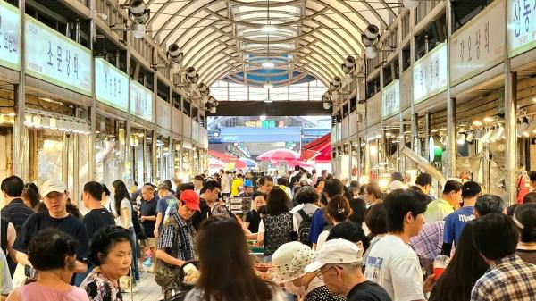추석을 앞둔 지난 7일 서울 동대문구 청량리종합시장에서 시민들이 장을 보고 있다. [사진=홍승완 기자]