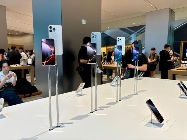 아이폰 16 프로. (왼쪽부터) 데저트 티타늄, 내추럴 티타늄, 화이트 티타늄, 블랙 티타늄 컬러. [사진=김민우 기자]