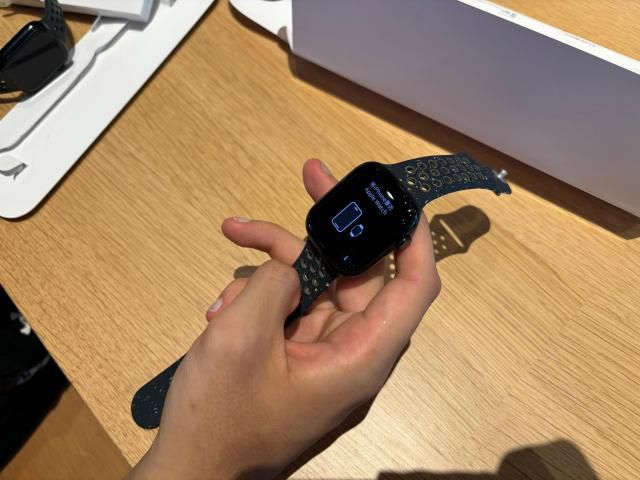 현장 1호 구매자인 이주언씨(20)가 구매한 애플워치 10 제트블랙 46mm 나이키 밴드 에디션 [사진=김민우 기자]