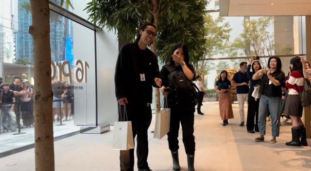 20일 오전 서울 중구 명동 애플 스토어. 고객이 환호성과 박수갈채를 받으며 매장을 나서고 있다. [사진=김민우 기자]