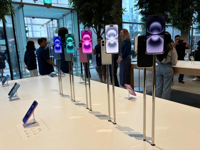 아이폰 16 일반 모델. (왼쪽부터) 울트라마린, 틸, 핑크, 화이트, 블랙 컬러. [사진=김민우 기자]