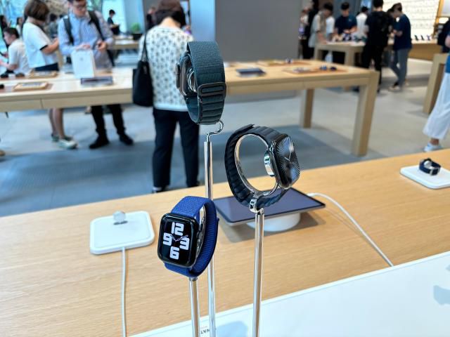 애플워치 10 시리즈. 전작 보다 가볍고 얇아졌다. 이날 신규 추가된 유광 제트블랙 컬러가 주목 받았다. [사진=김민우 기자]