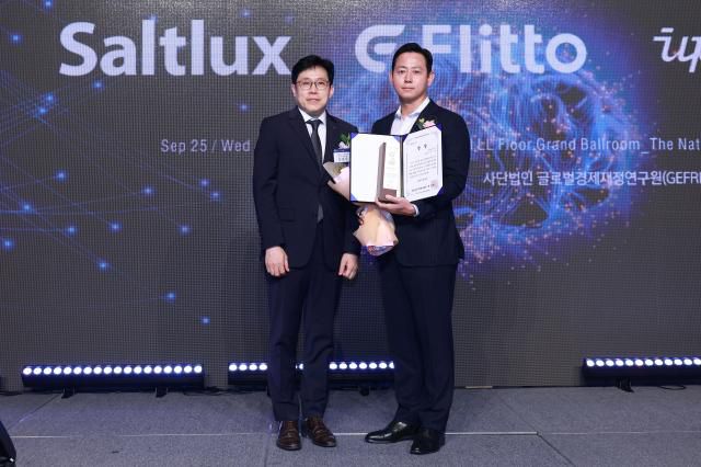 업스테이지가 25일 오후 서울 중구 서울 더플라자 호텔에서 열린 '2024 GGGF 아주경제 AI 대상'에서 대상을 수상했다. [사진=유대길 기자]