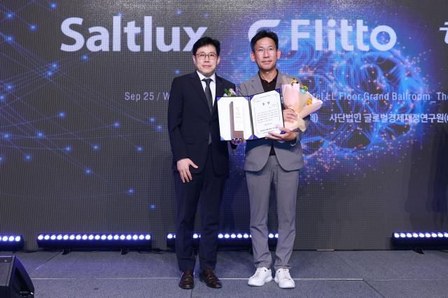 솔트룩스가 25일 오후 서울 중구 서울 더플라자 호텔에서 열린 '2024 GGGF 아주경제 AI 대상'에서 대상을 수상했다. [사진=유대길 기자]