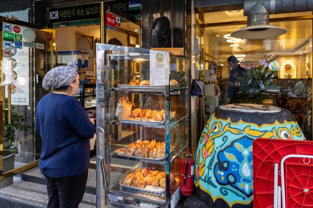 중앙아시아 거리 한 식당에 자리한 화덕 [사진=서울관광재단]