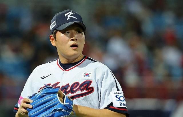 김택연이 10일 오후 대만 타이베이 톈무야구장에서 열린 프리미어12 한국 야구대표팀과 대만프로야구팀 웨이취안 드래곤스와의 연습 경기에서 8회초 대만 공격을 막은 뒤 더그아웃으로 향하고 있다.