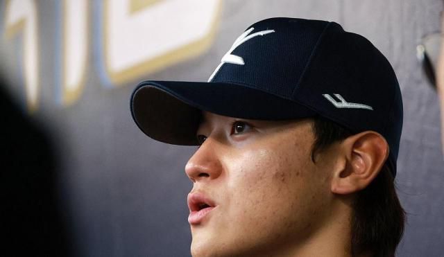 김도영이 9일 오후 대만 타이베이 톈무야구장에서 열린 첫 훈련에서 취재진 질문에 답하고 있다. [사진=연합뉴스]