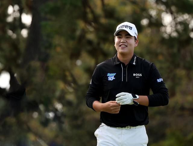 2024 KPGA 제네시스 대상 시상식에서 6관왕에 오른 장유빈이 환하게 웃고 있다. [사진=KPGA]