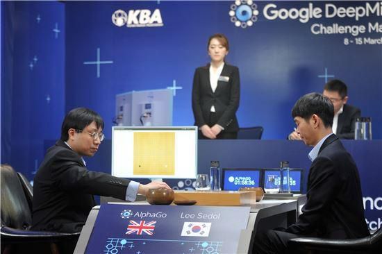 아자황 박사가 2016년 3월 서울 포시즌스호텔에서 치러진 이세돌 9단과 인공지능 알파고의 5번째 대국에서 이 9단이 놓는 수를 바라보고 있다.[사진=한국기원]