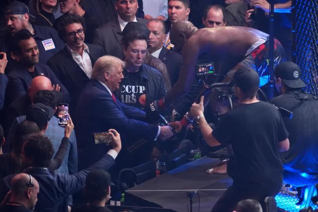 도널트 트럼프 미국 대통령 당선인(왼쪽)과 UFC 헤비급 챔피언인 존 존스가 악수를 나누고 있다. [사진=AP·연합뉴스]