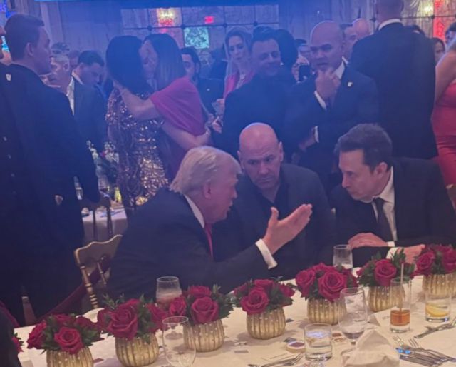 도널드 트럼프 전 대통령(왼쪽)이 선거 개표 결과를 보면서 데이나 화이트 UFC 회장(중간), 일론 머스크 테슬라 CEO(오른쪽)과  얘기를 나누고 있다. [사진=머스크 SNS]