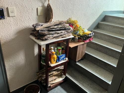 25일 오후 노상원 전 정보사령관(육사 41기)이 머물렀다는 ‘아기 보살’ 점집 문앞 선반에 말린 북어와 각종 잡동사니가 쌓여있다.[사진=안수교 기자]