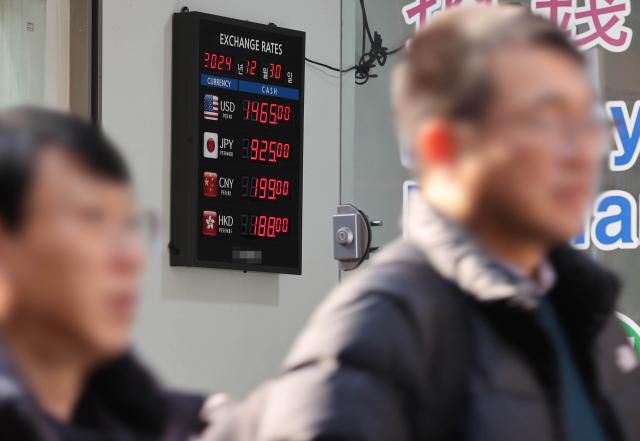 지난달 30일 서울 명동 환전소 현황판에 달러 등 환율이 표시되고 있다. [사진=연합뉴스]