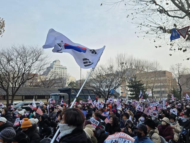 윤석열 대통령 탄핵심판 첫 변론이 열리는 14일 오전 서울 종로구 헌법재판소 인근에서 보수단체들이 탄핵 반대 시위를 하고 있다. [사진=남가언 기자]